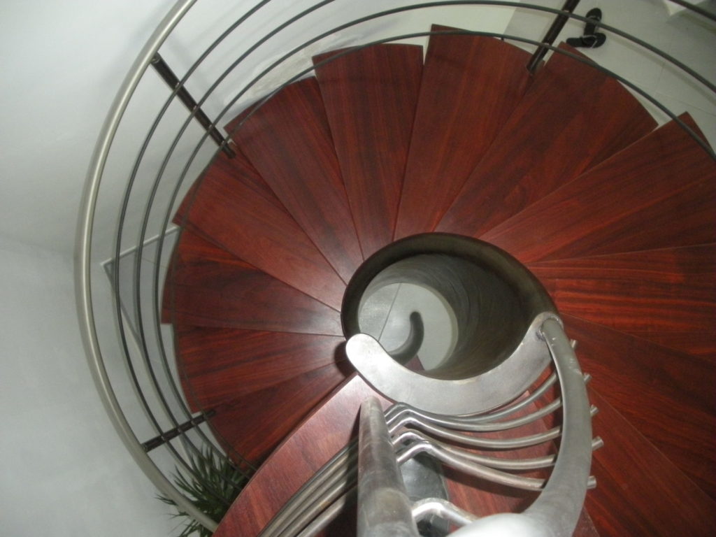 Escalier helicidal limon debillarde marches en padouk sans support apparent 2 - Escalier marches en padouk - Quimper Brest