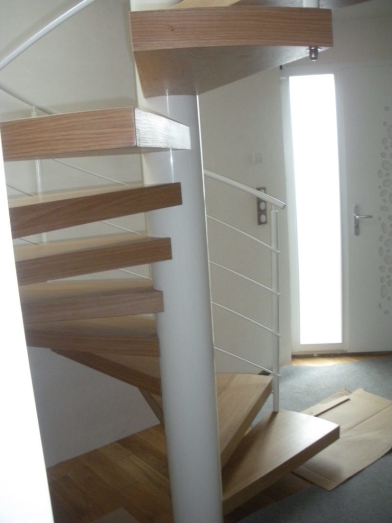 Escalier helicoidal marches en chene sans support apparent - Escalier hélicoïdal marches en chêne sans support apparent - Quimper Brest