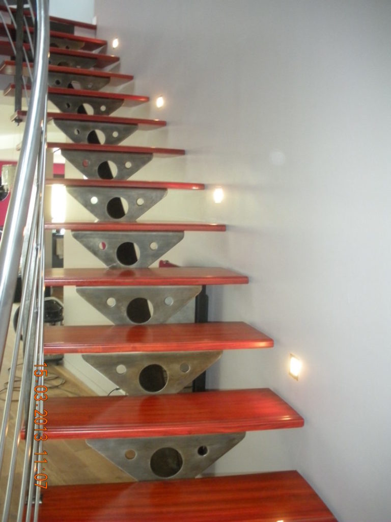 Escalier limon central cintre avec support de marche en tole marches en padouk avec insert inox - Escalier limon central cintre avec support de marche en tôle marches en padouk avec insert inox - Quimper Brest