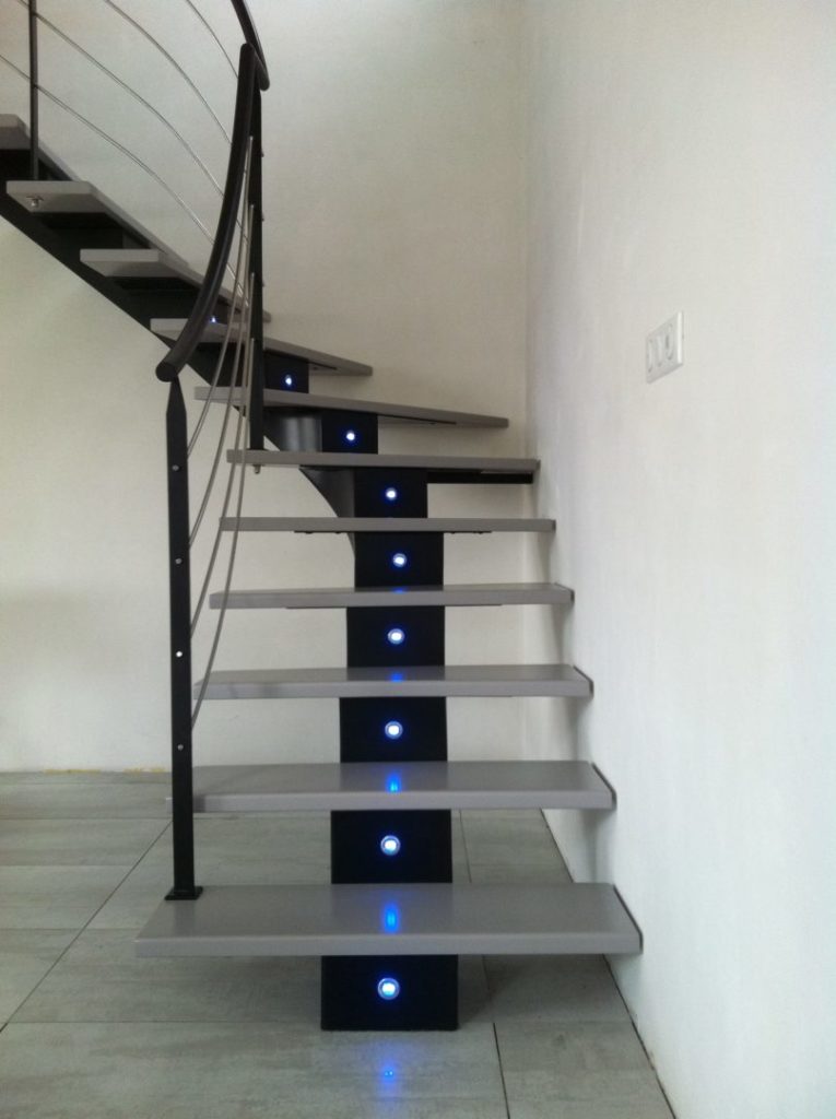 Escalier limon central en cremaillere debillarde avec led integres - Escalier limon central en crémaillère débillarde avec led intégrées - Quimper Brest